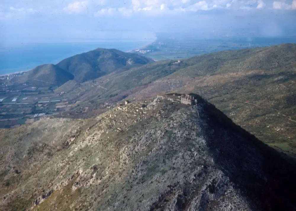 Il Monte Petrino visto dall’alto, con i resti della Rocca sulla cima e il mare sullo sfondo